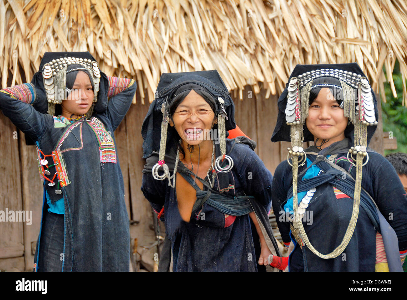 Photo de groupe, de rire des femmes du groupe ethnique akha Phixor, vêtements traditionnels teints à l'indigo Banque D'Images