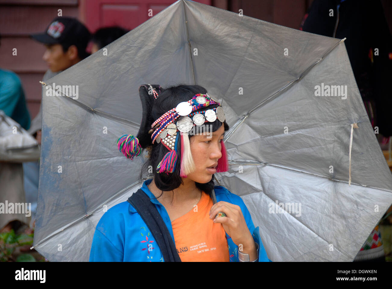 Jeune Femme de l'ethnie Akha Ya-Er avec un parapluie, des vêtements traditionnels, avec une coiffure de pièces d'argent, Pak Nam Noi Banque D'Images