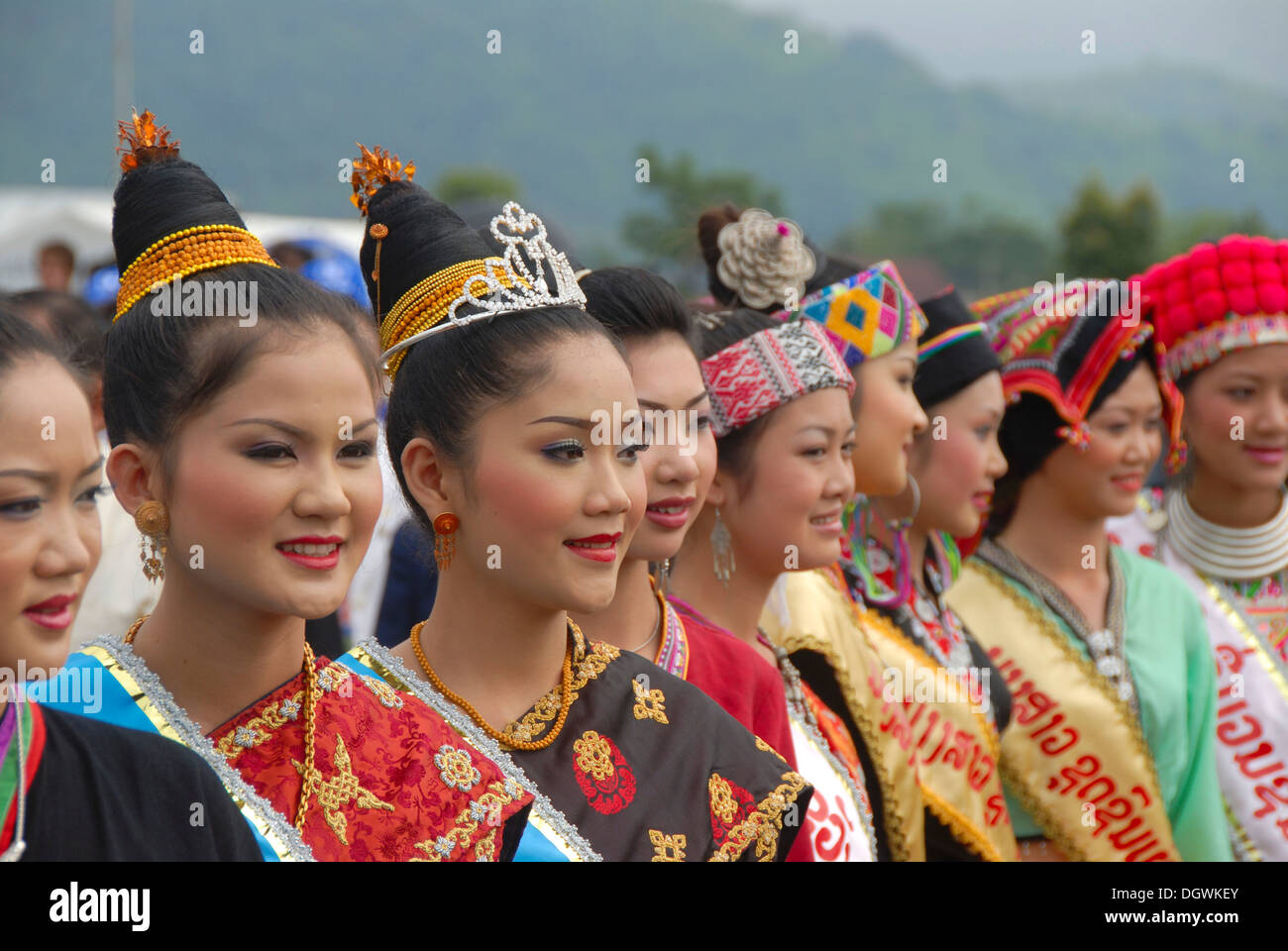 Festival, profil, belles jeunes femmes, Lao, les femmes laotiennes, vêtements traditionnels, les cheveux en chignon épinglé, concours de beauté Banque D'Images