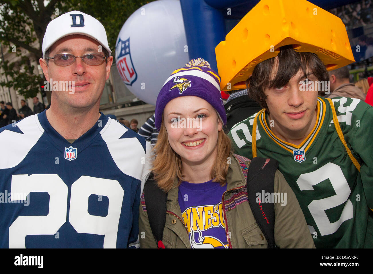 Londres, Royaume-Uni. 26Th Oct, 2013. Des milliers de fans de football américain se réunissent à Trafalgar Square pour le ventilateur de la NFL devant le présentoir de rallye entre les San Francisco 49ers et les Jacksonville Jaguars au stade de Wembley le jour suivant. Crédit : Paul Davey/Alamy Live News Banque D'Images