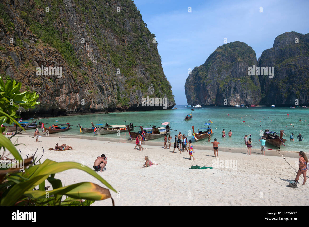 Les touristes et bateaux longtail sur la plage de sable de Maya Beach, Ko Phi Phi Island, Phuket, Thailande, Asie Banque D'Images