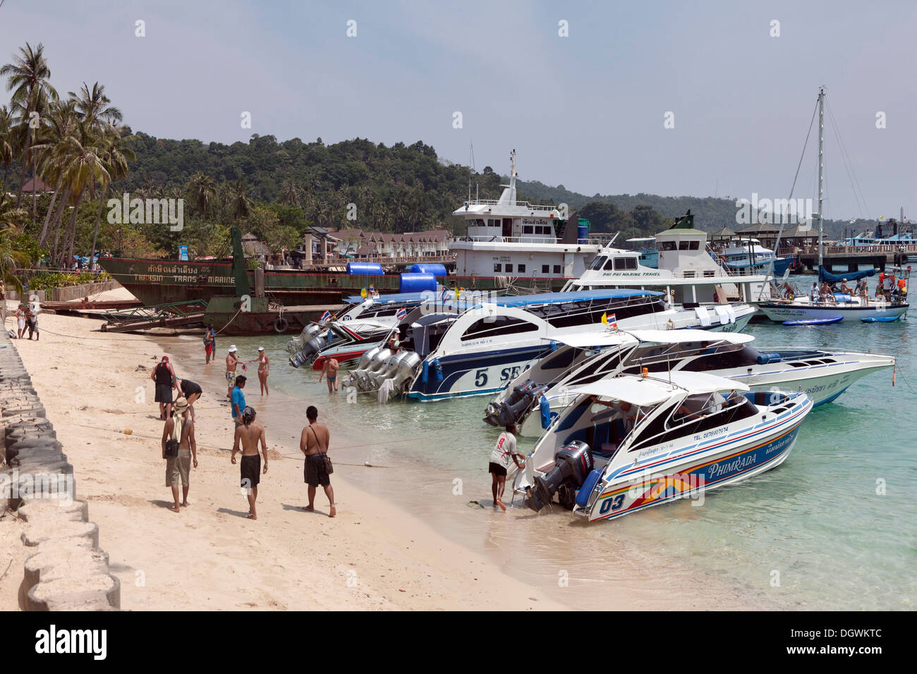 Ton Sai Beach, Port, bateaux de vitesse, Ko Phi Phi Island, Phuket, Thailande, Asie Banque D'Images