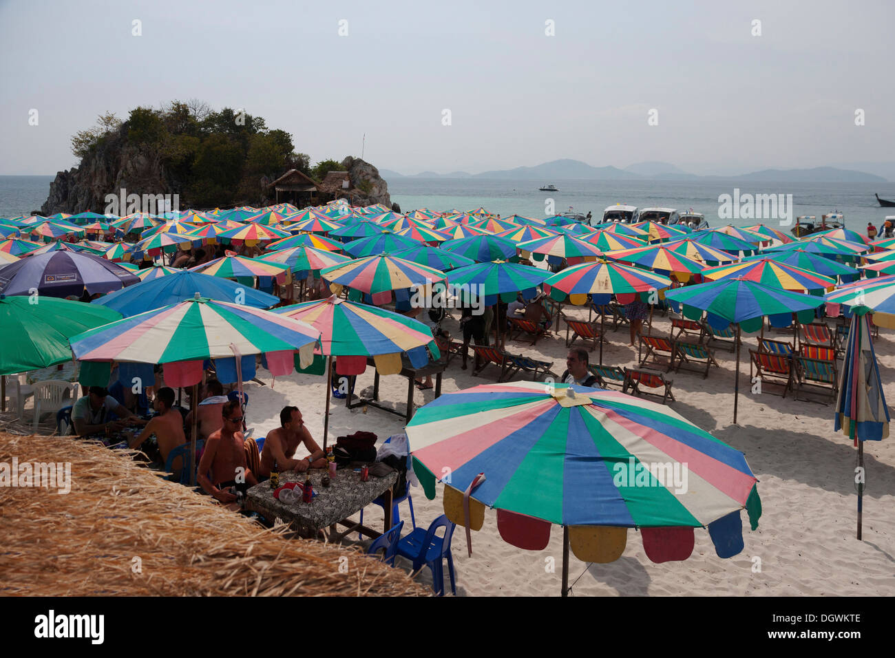 Ko Khai Nok et de plage de sable fin, parasols, le tourisme de masse, Ko Phi Phi Island, Phuket, Thailande, Asie Banque D'Images