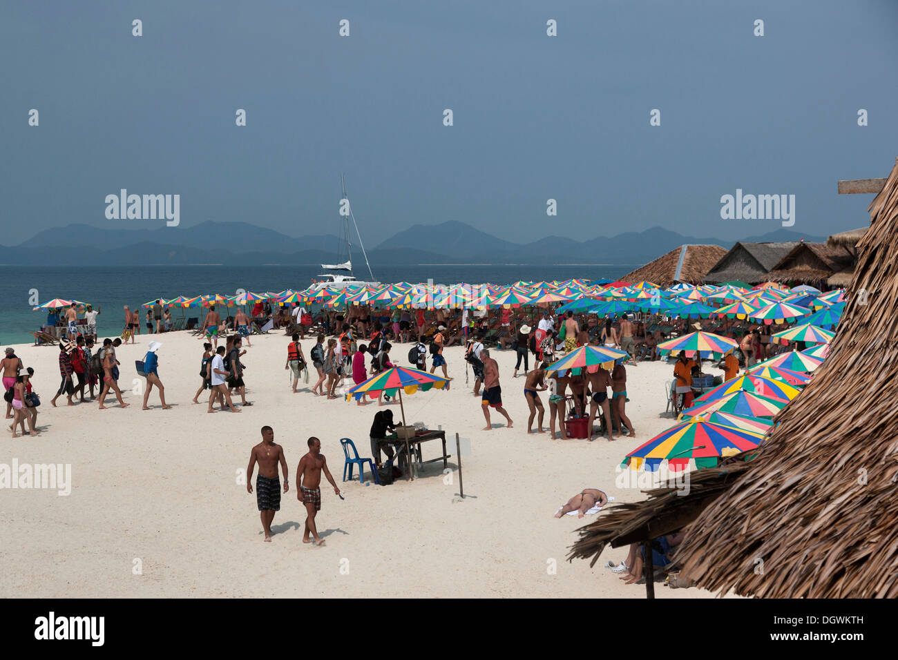 Ko Khai Nok et de plage de sable fin, parasols, le tourisme de masse, Ko Phi Phi Island, Phuket, Thailande, Asie Banque D'Images