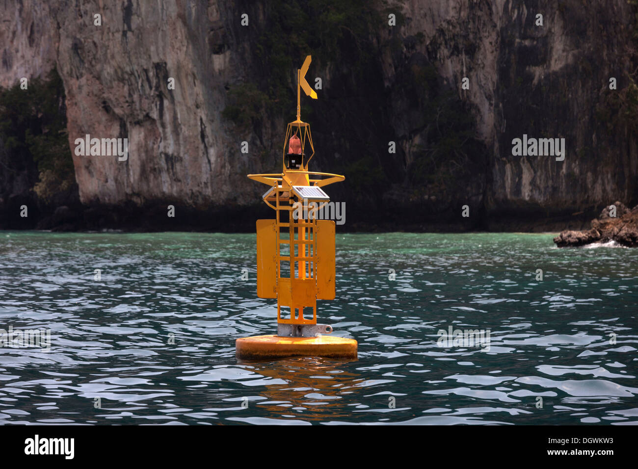 Bouée d'avertissement jaune du système d'alerte rapide aux tsunamis, Ko Phi Phi Island, Phuket, Thailande, Asie Banque D'Images