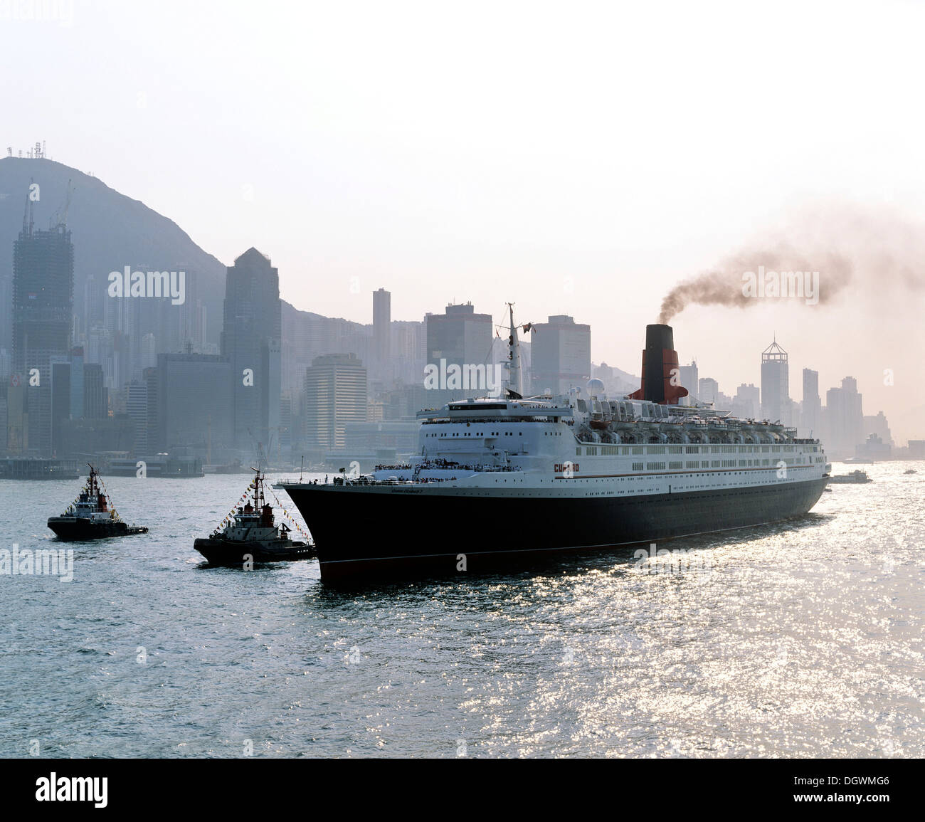 La reine Elizabeth 2 en face de la skyline de l'île Victoria, District Central, Hong Kong, Hong Kong Island, Hong Kong, Chine Banque D'Images