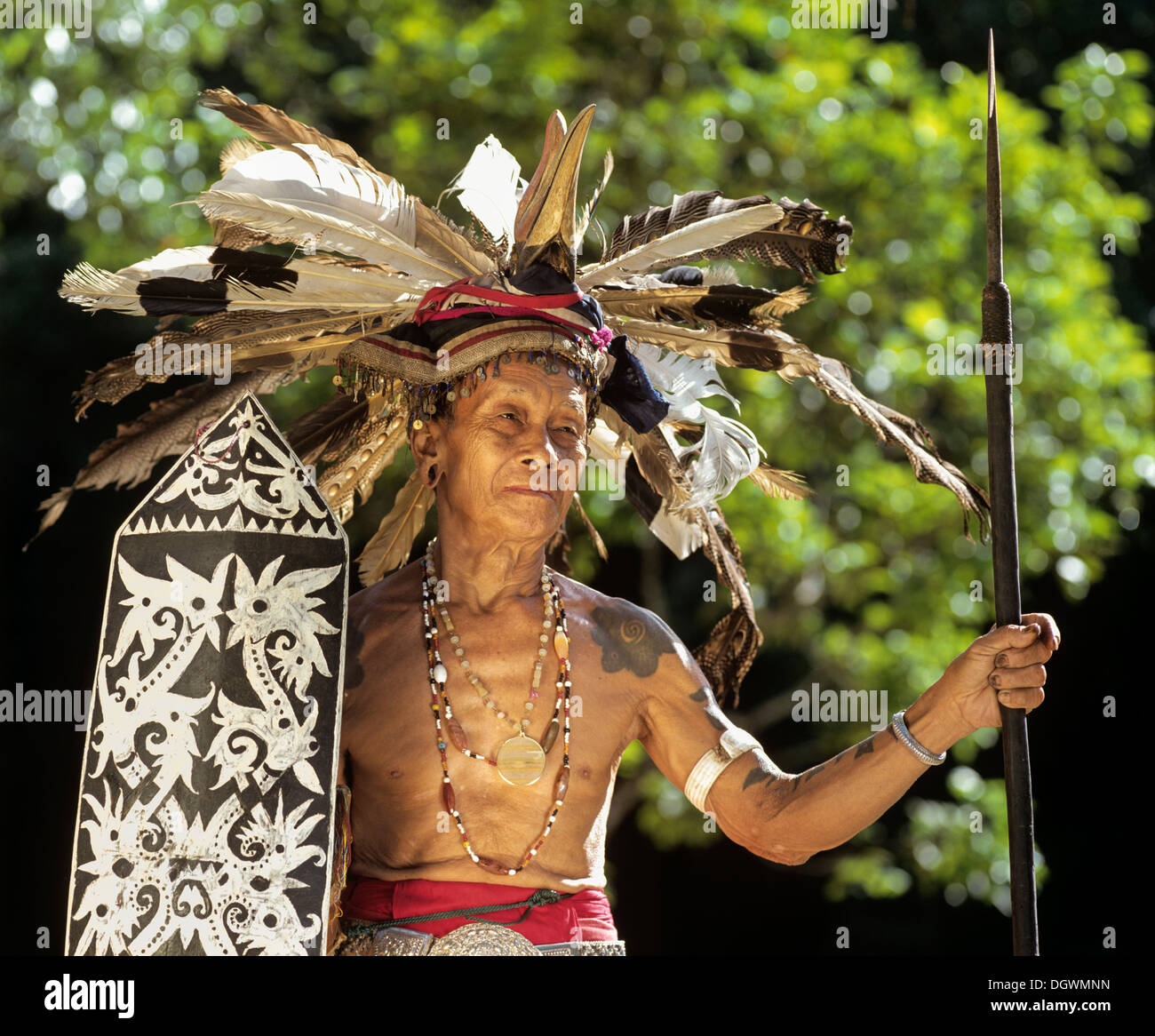 Chasseur de têtes du groupe ethnique de l'Iban de personnes avec une lance, Skrang River, Rajang, Sarawak, Bornéo, Malaisie Banque D'Images