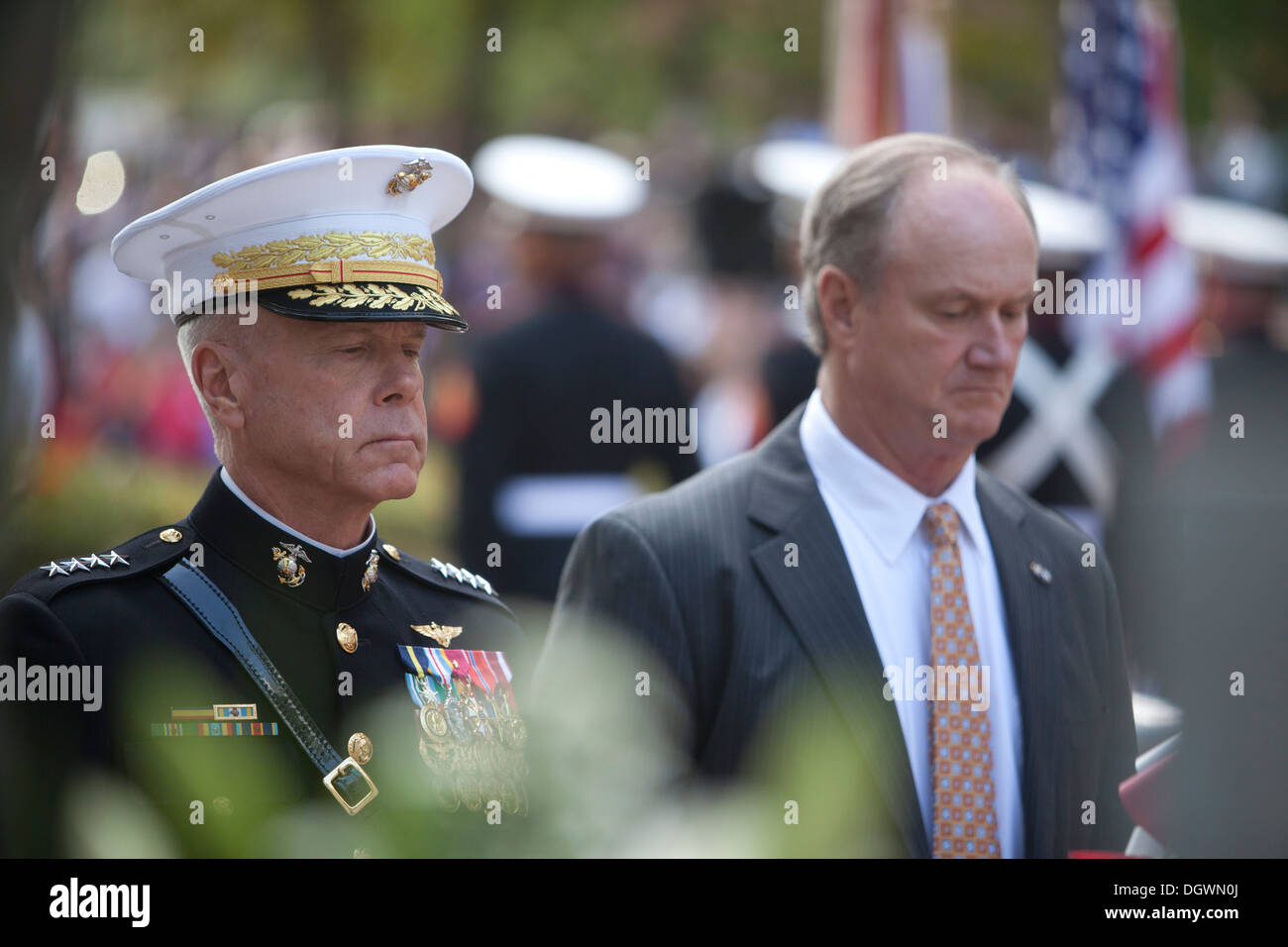 Le 35e Commandant du Corps des Marines, le général James F. Amos, à gauche, sur le mur commémoratif de Beyrouth Beyrouth lors de la 30e cérémonie d'observation Memorial à Jacksonville, NC, le 23 octobre 2013. La cérémonie a lieu chaque année à se rappeler le service que les membres Banque D'Images