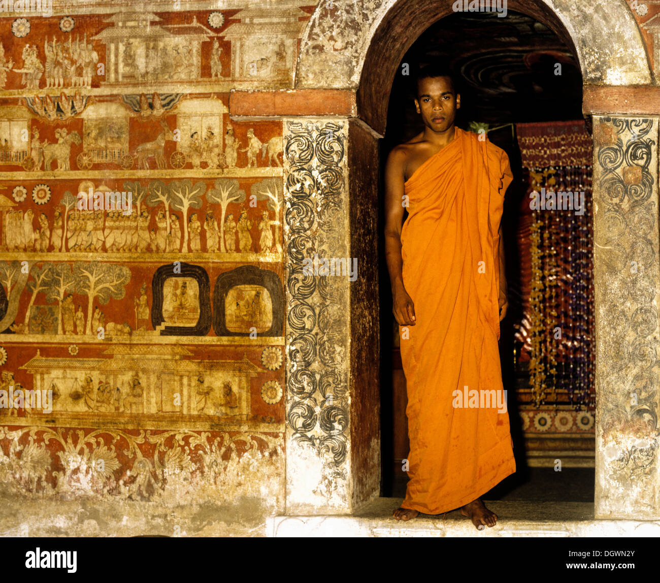 Moine debout à l'entrée du lieu de culte, Archway, peinture murale, Degaldoruwa Cave Temple, Kandy, Sri Lanka, Zentralprovinz Banque D'Images