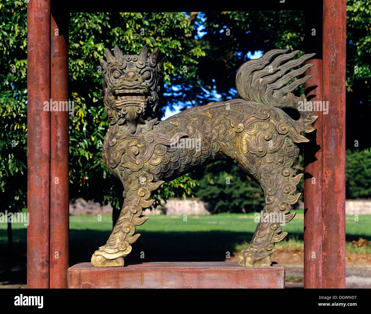 Lion de bronze sculpture dans le parc du Palais Impérial de Hoang Thanh, Citadel, Hue, Provinz Thua Thien-Hue, Vietnam Banque D'Images