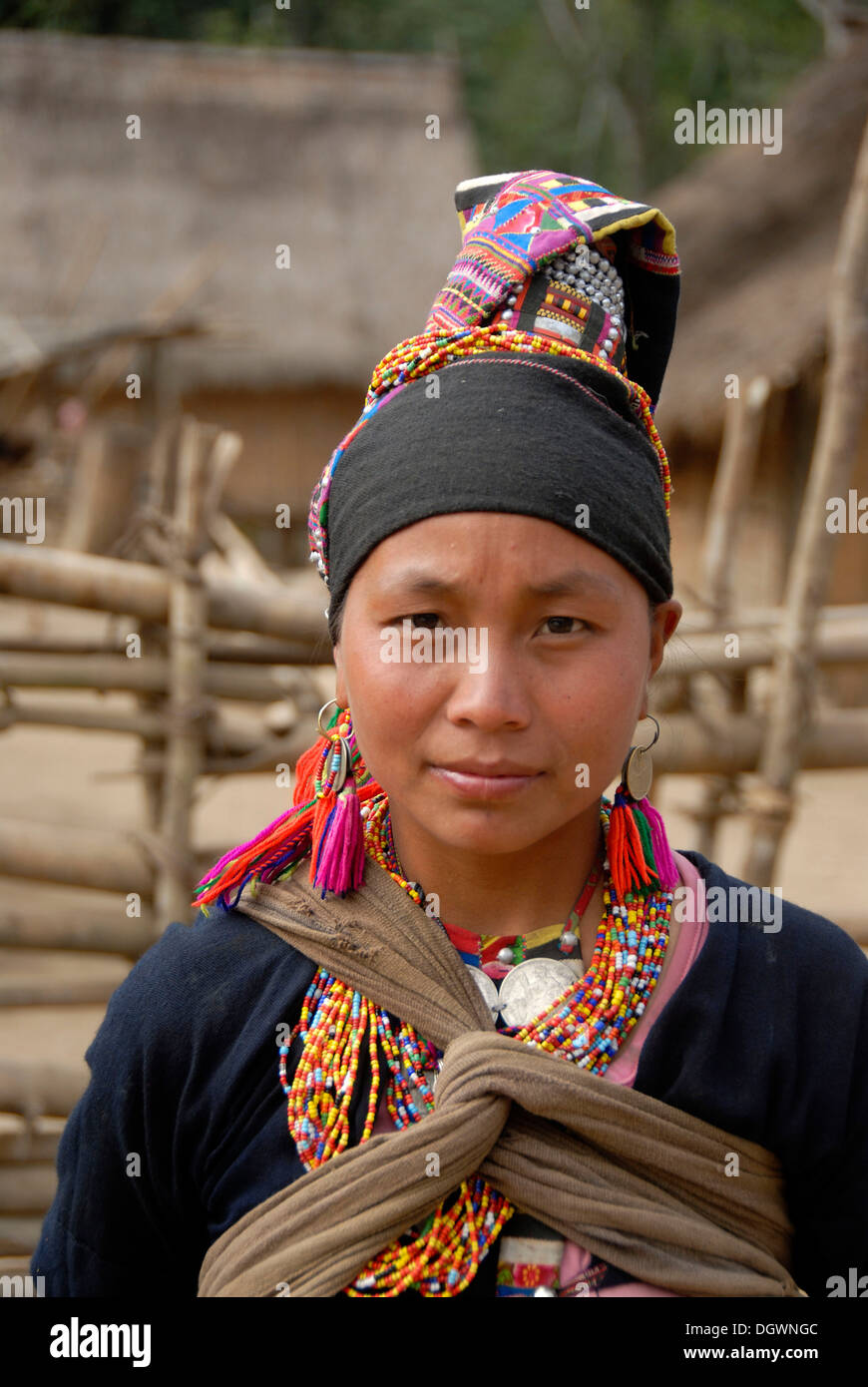 Portrait de jeune femme de l'ethnie Akha Loma, traditionnel costume noir, brodé de couleurs vives, PAC, les chaînes colorées Banque D'Images