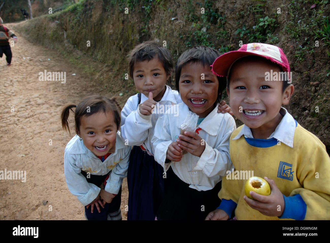 Les enfants, la pauvreté, les enfants s'amusant de souriant, village de Ban Komaen Phongsali, du district et de la province, Laos Banque D'Images