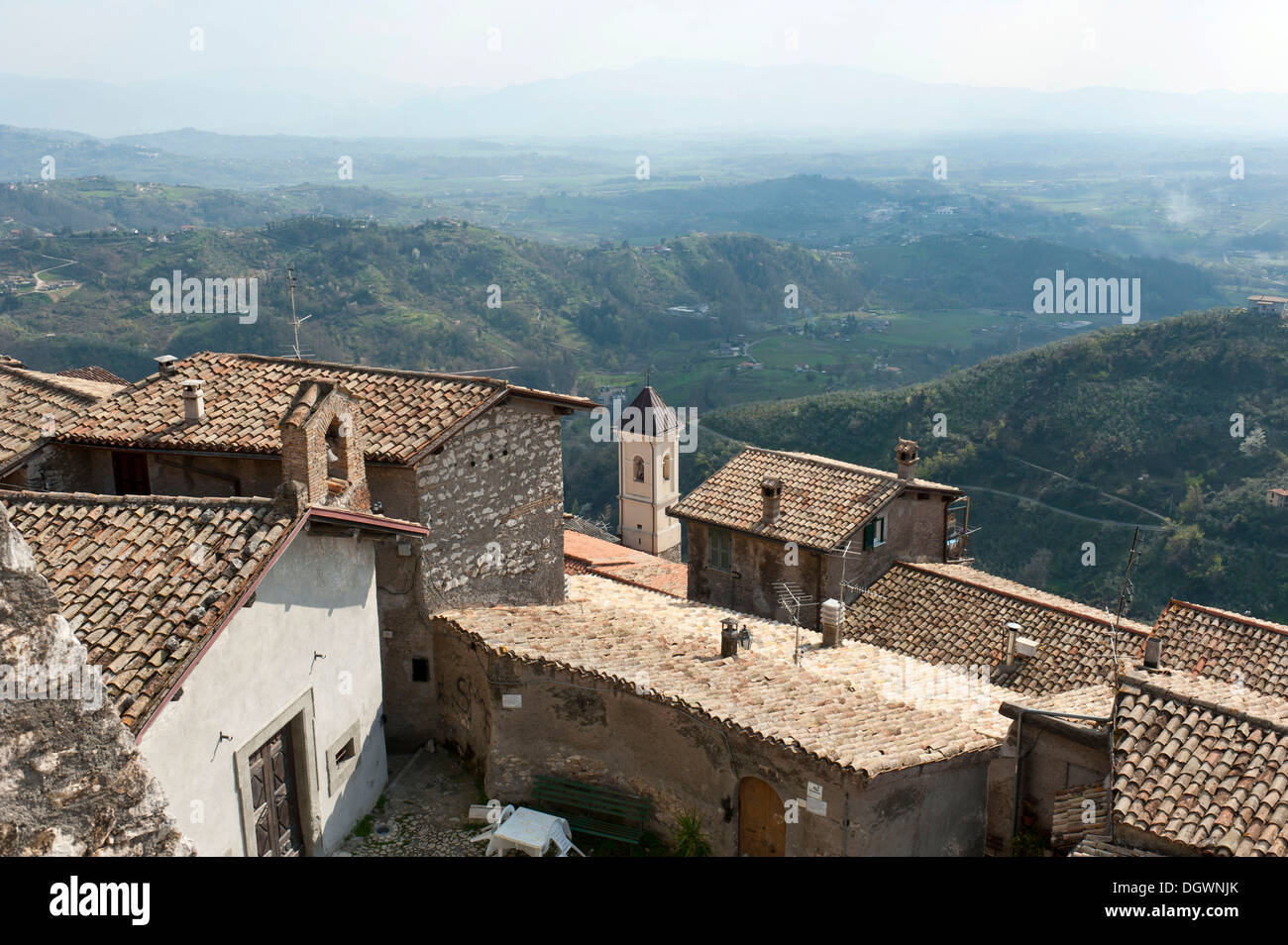 Vue sur les toits de la vieille ville de Monte Celeste sur un paysage du peintre, Olevano Romano, lazio, Italie, Europe Banque D'Images