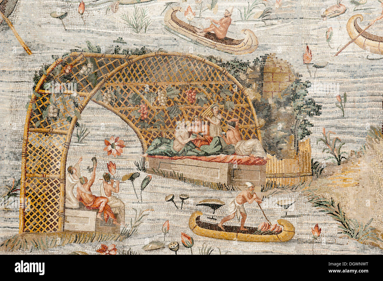 L'antiquité romaine, mosaïque représentant le Nil, la mosaïque Barberini, théâtre d'une frénésie de consommation dans une pergola avec des gens assis Banque D'Images