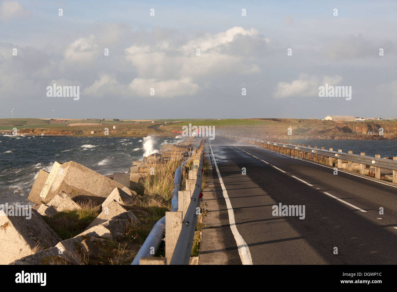 Des îles Orcades, en Écosse. Barrière Churchill Numéro 3 lors de mauvais temps, avec l'île de Lamb Holm en arrière-plan. Banque D'Images