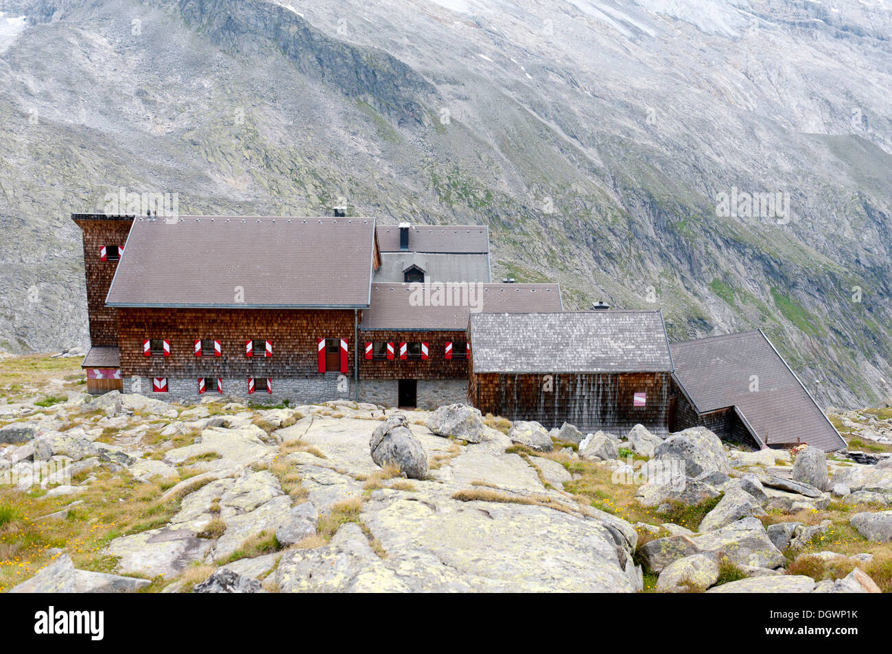 Club Alpin Autrichien, OEAV, vue de dessus d'Kuersingerhuette refuge, près de Neukirchen am Grossvenediger, Groupe Bio-bauernhof Obertrattenbachhof Banque D'Images