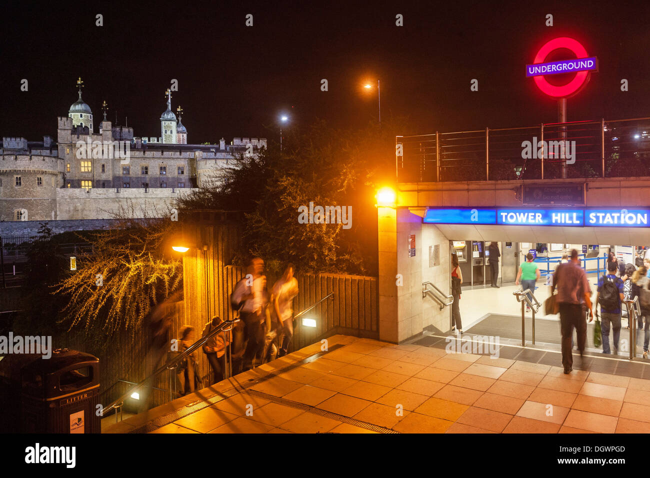 Tower Hill Station, un undergrouind railway station, la Tour de Londres la nuit, Londres, Angleterre, Royaume-Uni, Europe Banque D'Images