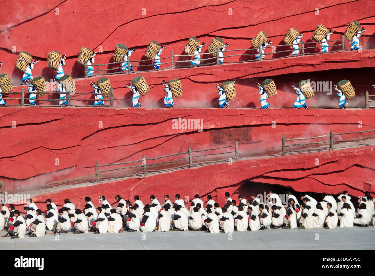 Impression de Lijiang spectacle culturel mettant en lumière diverses cultures minoritaires du Yunnan à Lijiang, Yunnan en Chine. Banque D'Images