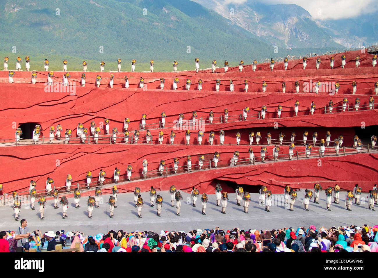 Impression de Lijiang spectacle culturel mettant en lumière diverses cultures minoritaires du Yunnan à Lijiang, Yunnan en Chine. Banque D'Images