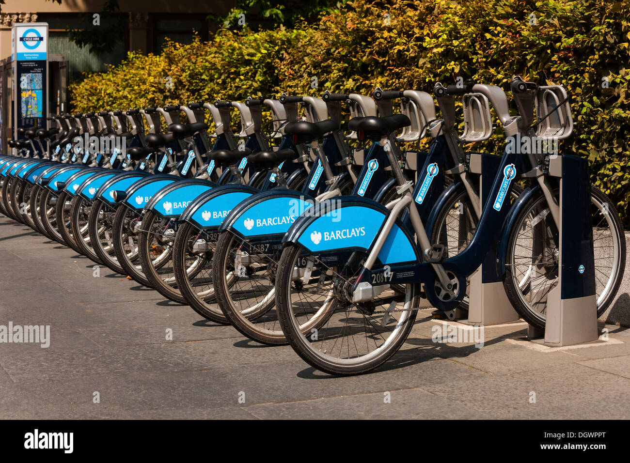 Barclays vélos à louer à Tower Bridge, Londres, Angleterre, Royaume-Uni, Europe Banque D'Images