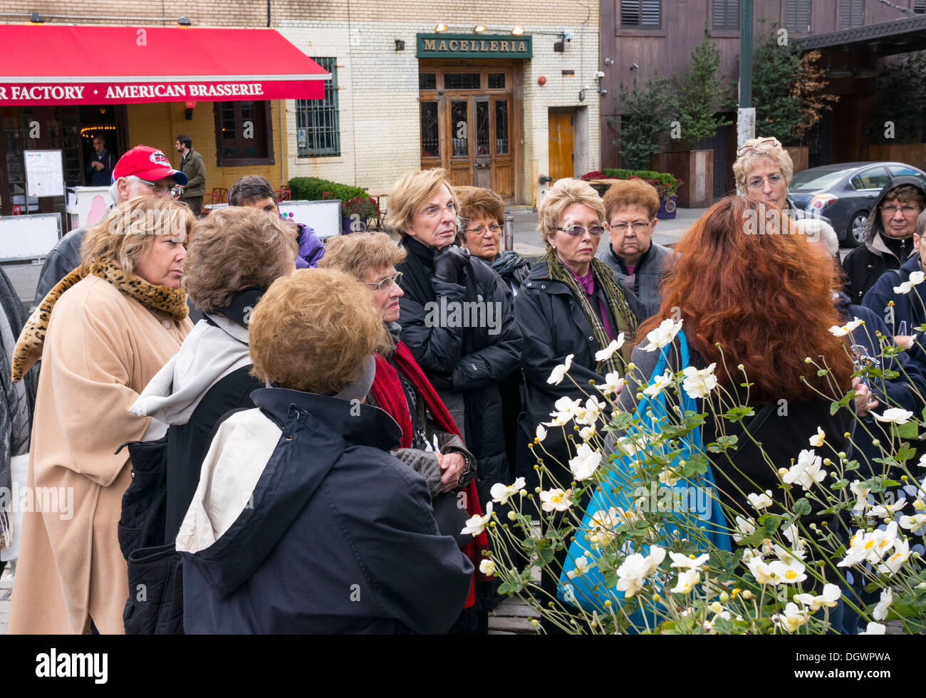 Touristes, surtout des femmes, dans le Meatpacking district à New York City Banque D'Images