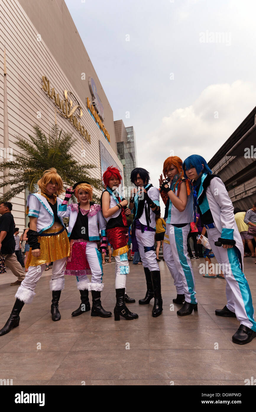 Le cosplay, Harajuku, groupe de fans déguisés en personnages de manga japonais en face de la centre commercial Siam Paragon, Bangkok Banque D'Images