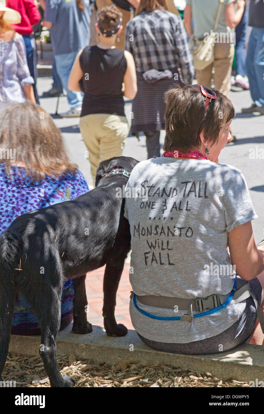 Femme porte un T-shirt de Monsanto à un OGM de protestation le 25 mai 2013 à Asheville, en Caroline du Nord, USA Banque D'Images