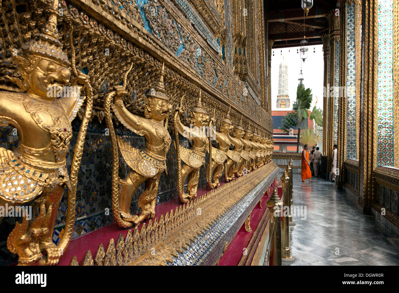 Garuda avec les Nagas, birdlike créatures mythiques à la Chapelle du Bouddha d'Émeraude, Temple de Wat Phra Kaeo, Krung Thep, Bangkok Banque D'Images