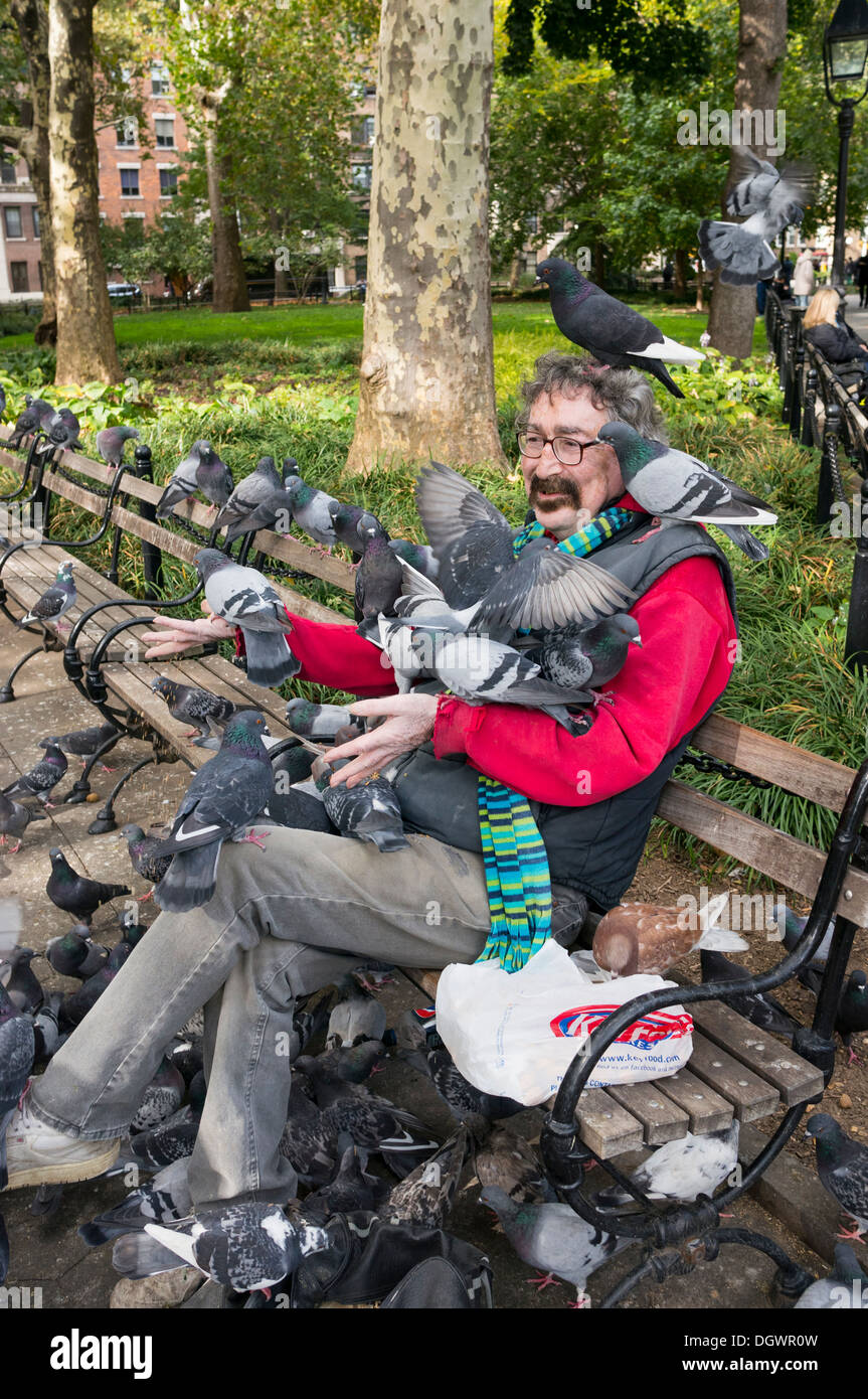 Le Birdman entouré par son pigeonnier amis dans Washington Square Park à New York City Banque D'Images