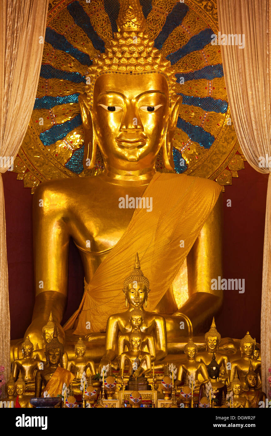 Statues de Bouddha en Viharn Luang de Wat Phra Singh, Chiang Mai, Thaïlande du Nord, Thaïlande, Asie Banque D'Images