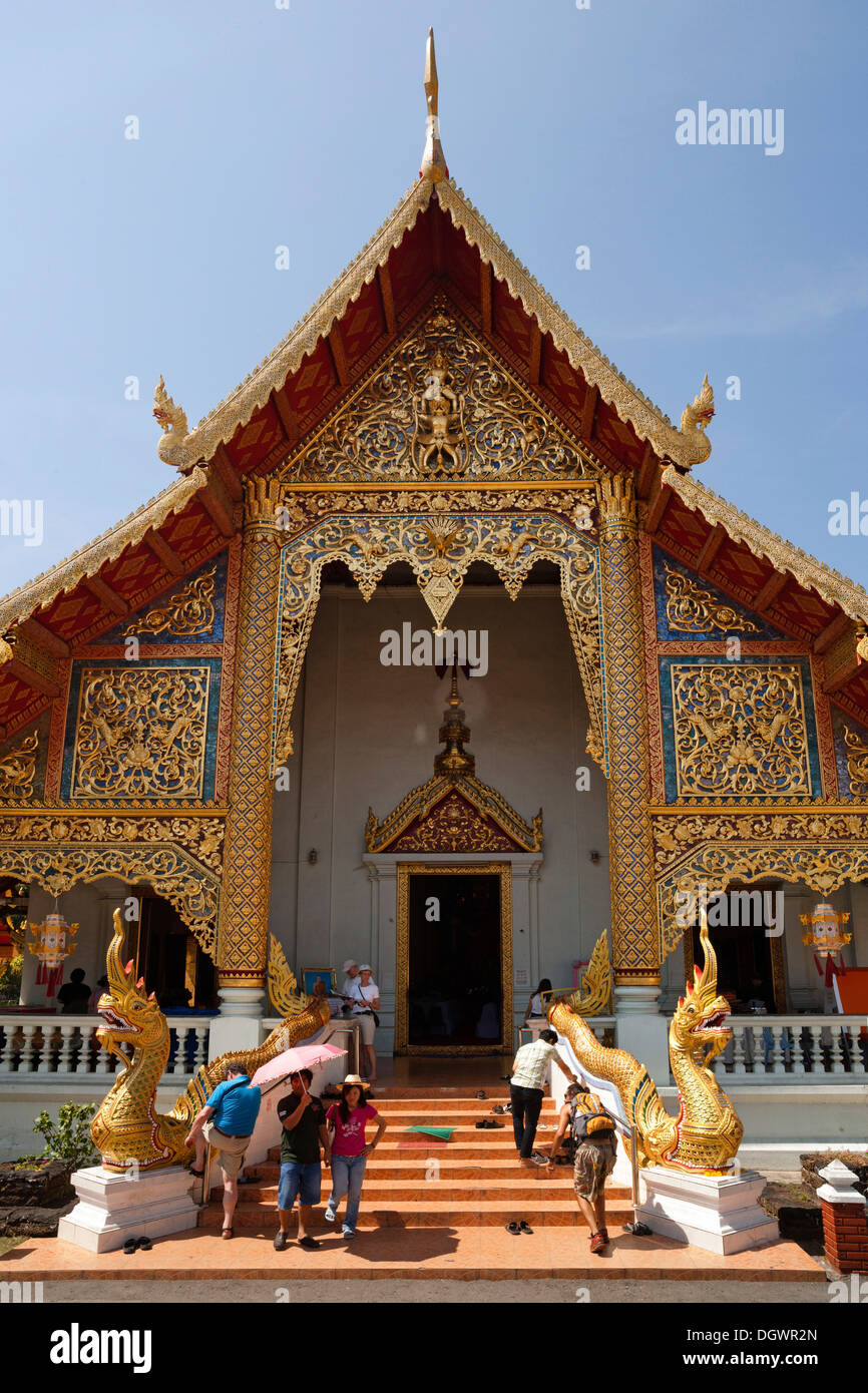 Viharn Luang, chiffres à l'entrée de Naga, Wat Phra Singh, Chiang Mai, Thaïlande du Nord, Thaïlande, Asie Banque D'Images