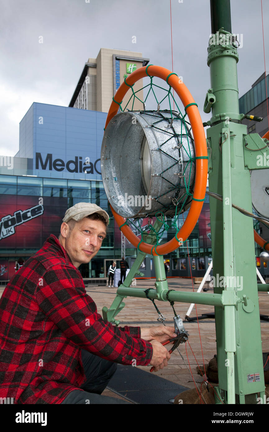 Manchester, UK 26 Octobre, 2013. Dan Fox, de bonne à l'inervention les quais, Trafford Park, Manchester Le week-end ouvert. Un week-end d'activités visites touristiques, parle avec un flash mob en dehors du pug Wagamama, fascinant otherworldy des sons à partir des instruments d'énergie éolienne à l'extérieur du Centre des médias de la BBC. Credit : Mar Photographics/Alamy Live News Banque D'Images