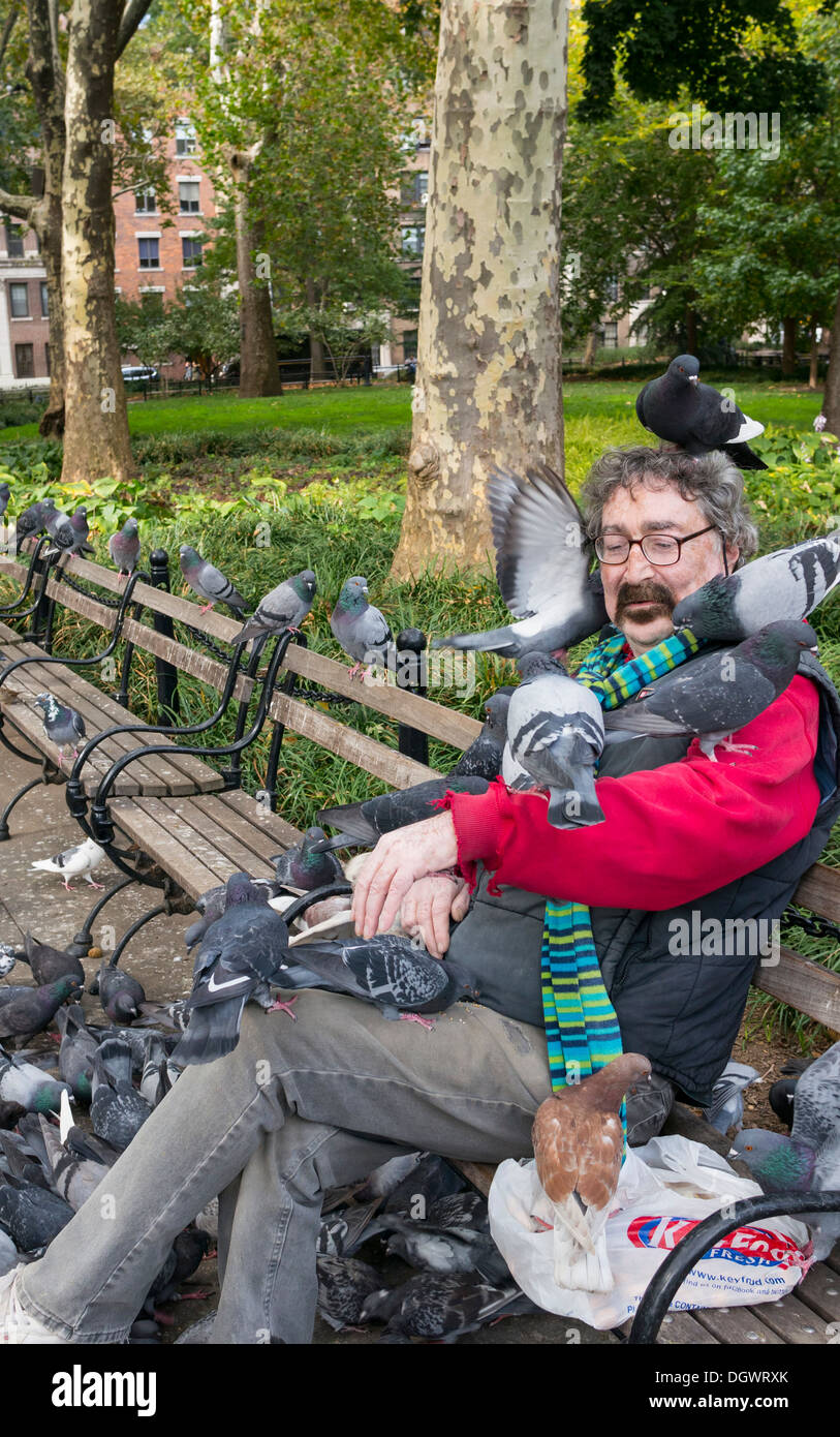 Le Birdman avec son pigeonnier amis de Washington Square Park à Greenwich Village Banque D'Images