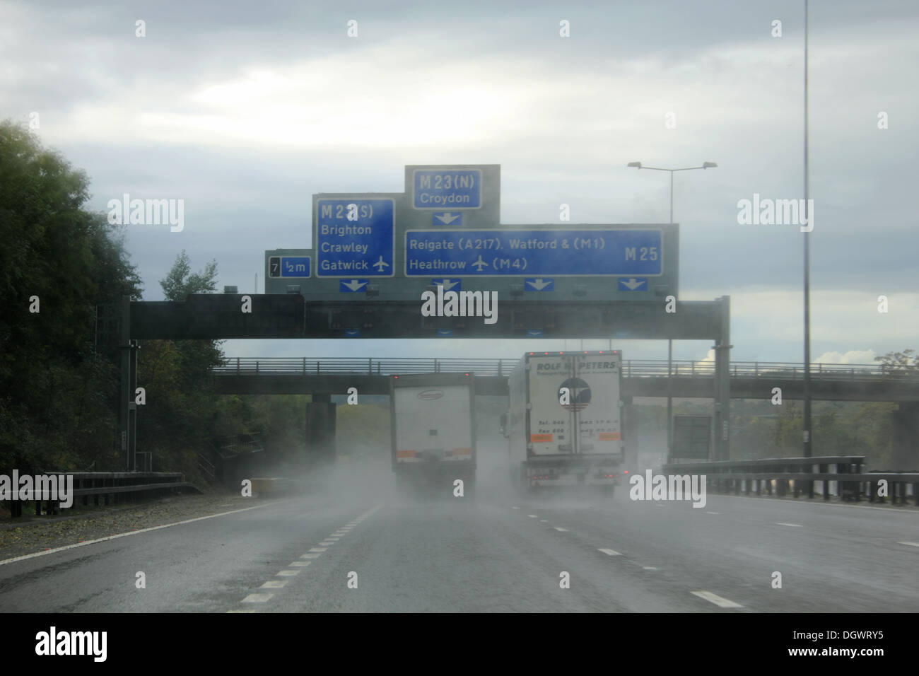 Forte pluie entraîne des conditions de conduite difficiles sur l'autoroute M25 à la jonction 7, à Surrey, en Angleterre, UK. Banque D'Images