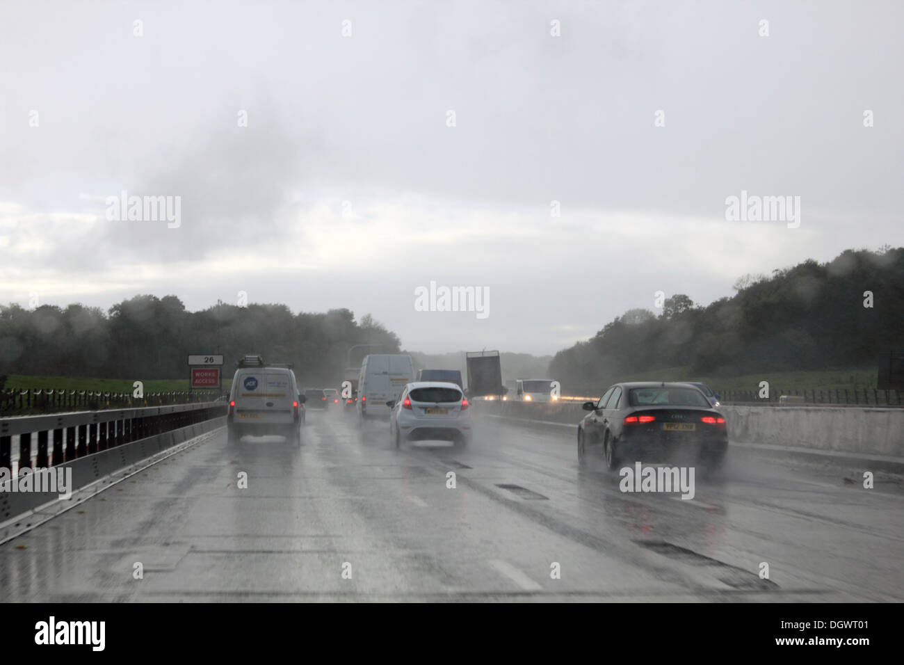 Forte pluie entraîne des conditions de conduite difficiles sur l'autoroute M25 à Surrey, Angleterre Royaume-uni. Banque D'Images