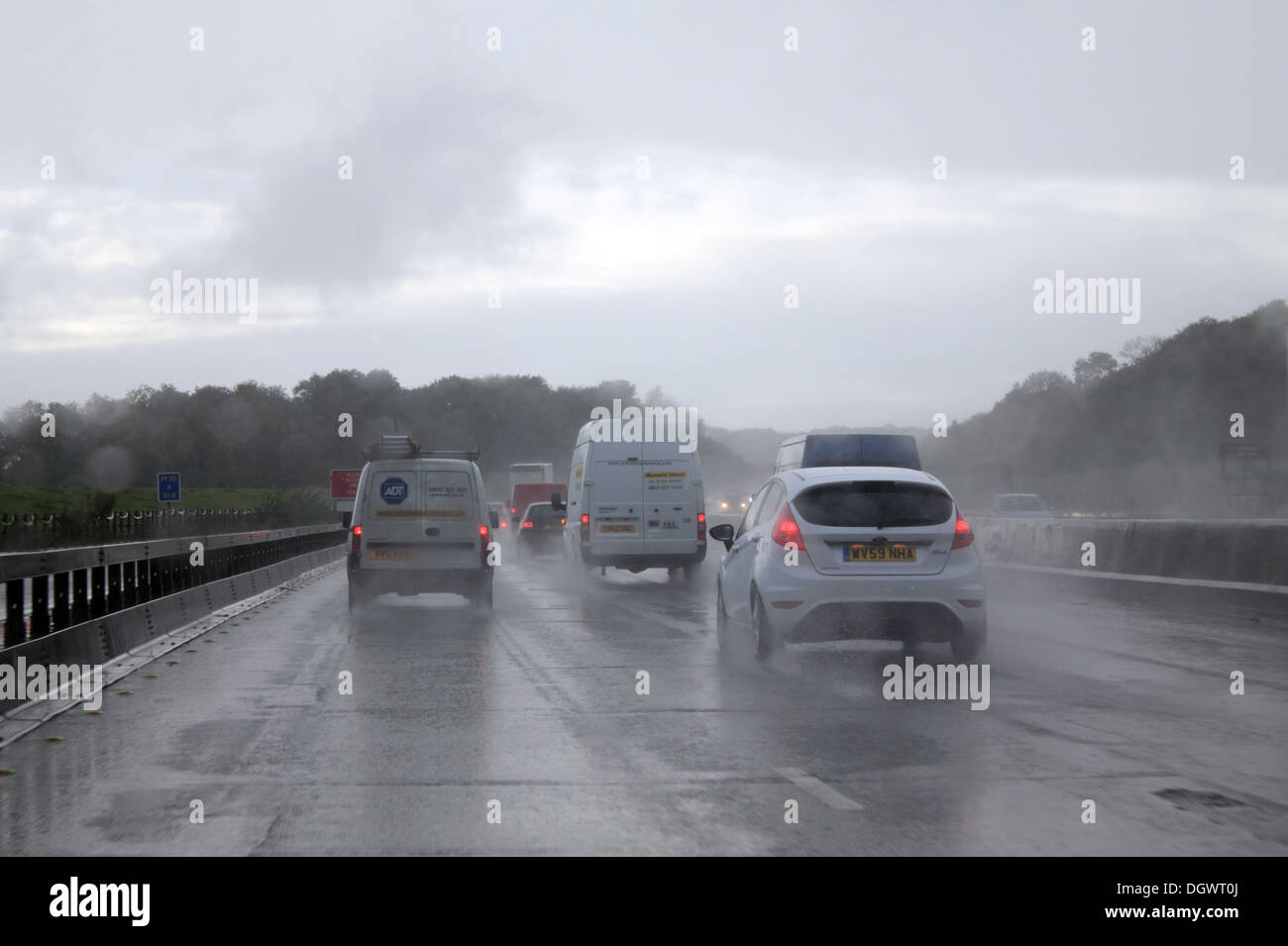 Forte pluie entraîne des conditions de conduite difficiles sur l'autoroute M25 à Surrey, Angleterre Royaume-uni. Banque D'Images