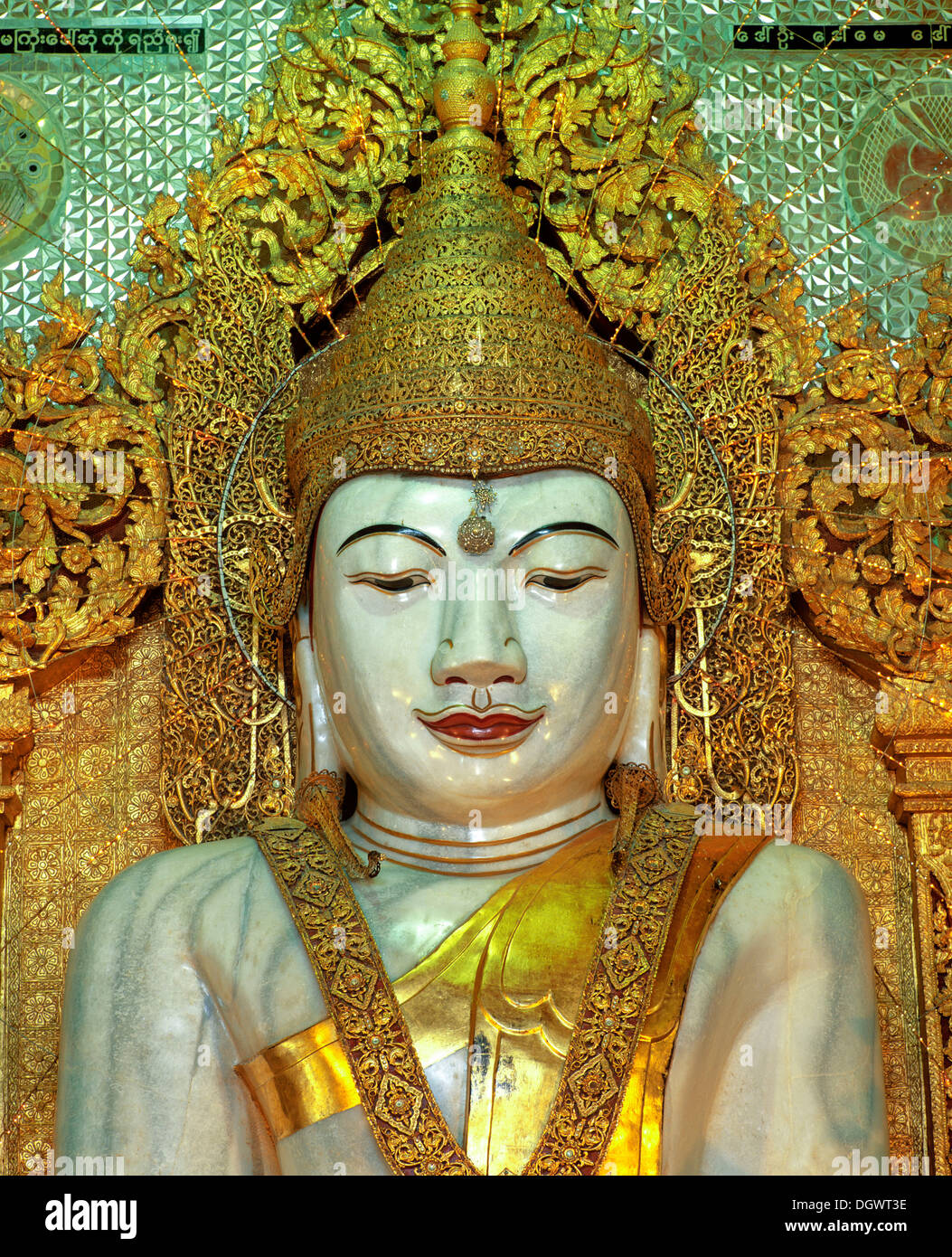 Statue de Bouddha assis, la pagode de Kyauk Taw Gyi, Mandalay, Mandalay Division, Myanmar, Birmanie Banque D'Images