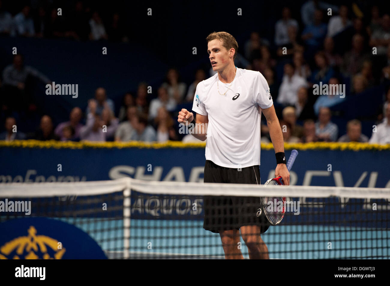 Bâle, Suisse. 26Th Oct, 2013. Vasek Pospisil (CAN) cheers au cours d'un match de demi-finale de la Swiss Indoors à St Jakobshalle le samedi. Photo : Miroslav Dakov/ Alamy Live News Banque D'Images