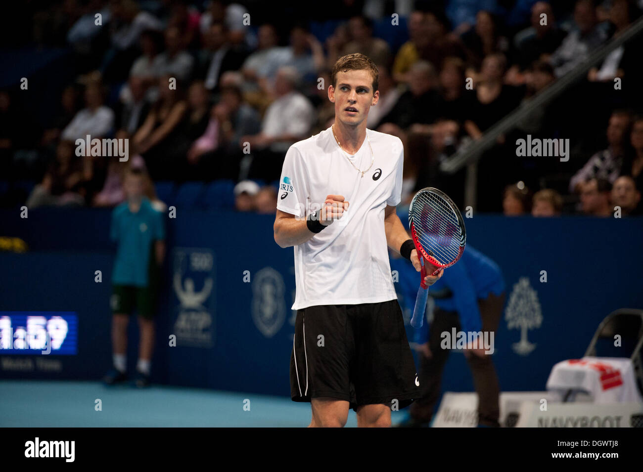 Bâle, Suisse. 26Th Oct, 2013. Vasek Pospisil (CAN) cheers au cours d'un match de demi-finale de la Swiss Indoors à St Jakobshalle le samedi. Photo : Miroslav Dakov/ Alamy Live News Banque D'Images