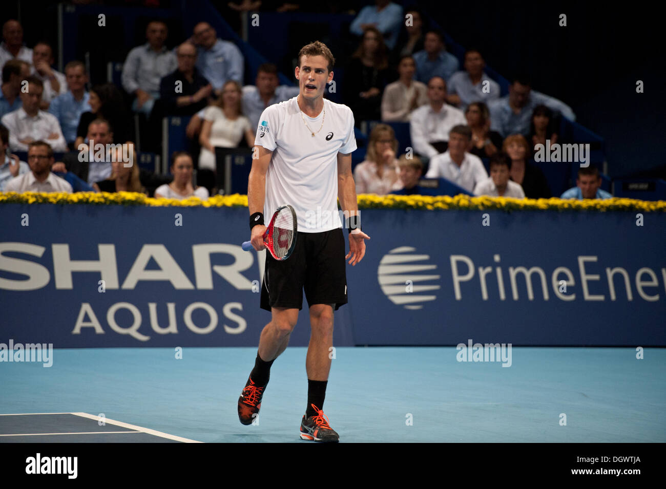 Bâle, Suisse. 26Th Oct, 2013. Vasek Pospisil (CAN) en colère lors d'un match de demi-finale de la Swiss Indoors à St Jakobshalle le samedi. Photo : Miroslav Dakov/ Alamy Live News Banque D'Images
