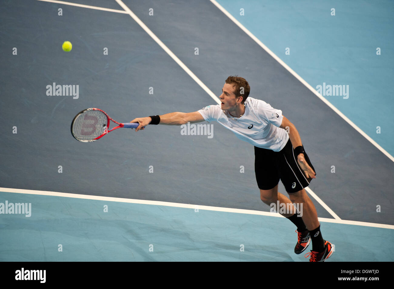 Bâle, Suisse. 26Th Oct, 2013. Vasek Pospisil (CAN) atteint pour la balle durant le match de la demi finale du Swiss Indoors à St Jakobshalle le samedi. Photo : Miroslav Dakov/ Alamy Live News Banque D'Images