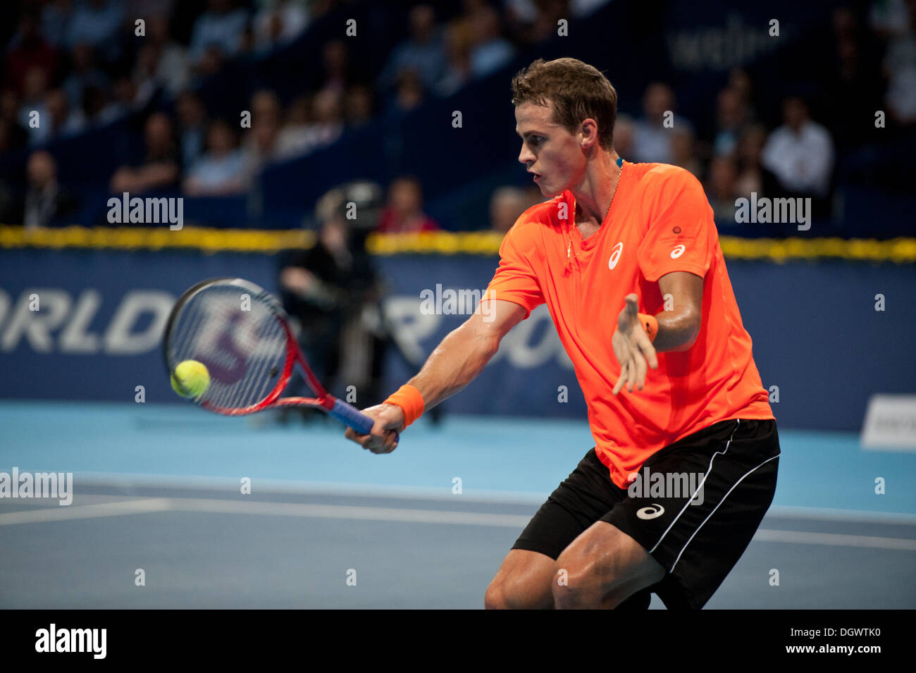 Bâle, Suisse. 26Th Oct, 2013. Vasek Pospisil (CAN) frappe la balle au cours d'un match de demi-finale de la Swiss Indoors à St Jakobshalle le samedi. Photo : Miroslav Dakov/ Alamy Live News Banque D'Images