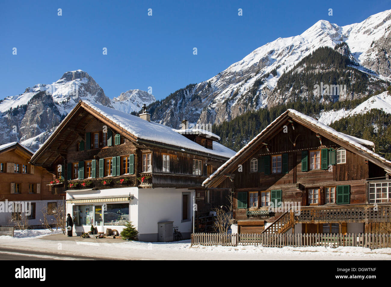 Paysage d'hiver et de vieilles maisons en bois dans la région de Kandersteg, Alpes Bernoises, Kandersteg, Canton de Berne, Suisse Banque D'Images