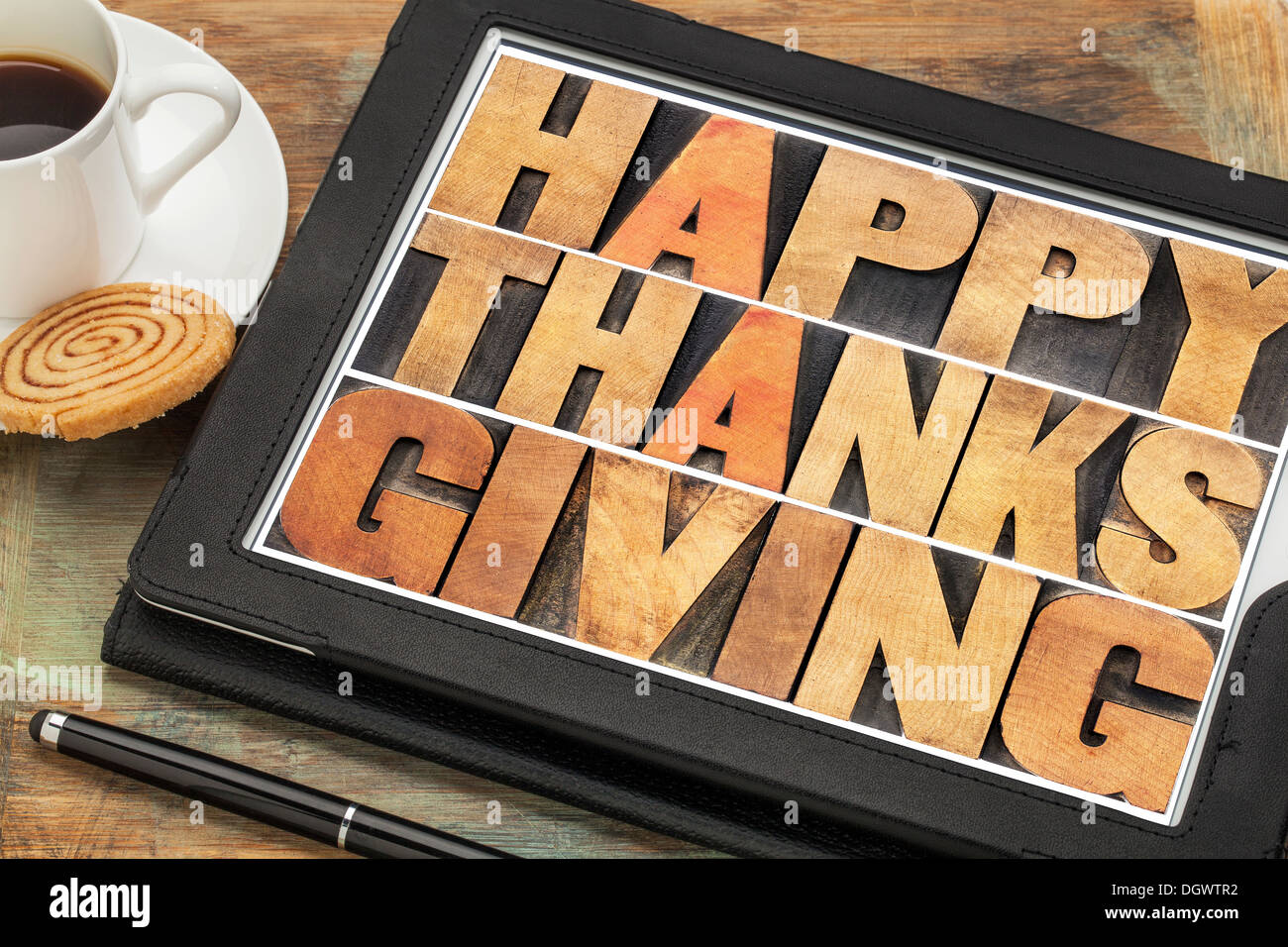 Joyeux Thanksgiving en bois type letterpress sur ordinateur tablette numérique avec stylet, tasse de café et des cookies Banque D'Images