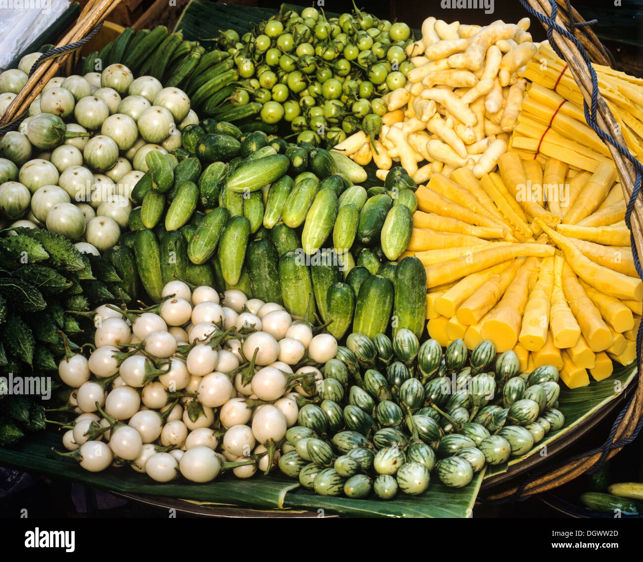 Divers types de légumes sur le marché, des concombres, du gingembre, de la cuisine thaïlandaise, Bangkok, Thailand, Thaïlande centrale Banque D'Images