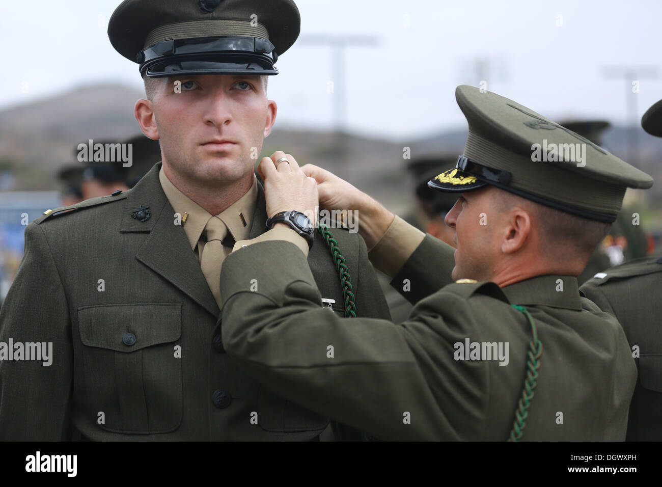 Avec 5e Régiment de Marines Marines sont présentés la Fourragere français lors d'une cérémonie à bord du San Mateo Camp pont parade ici, le 23 octobre 2013. Le régiment est l'un des deux régiments de Marine Corps habilités à porter la Fourragere pour actes héroïques au cours de Banque D'Images