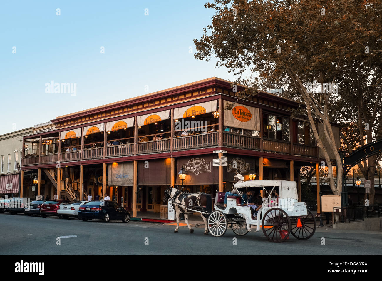 Le La Terraza Restaurant mexicain et magasins touristiques dans la région de Old Sacramento State Historic Park, Californie Banque D'Images