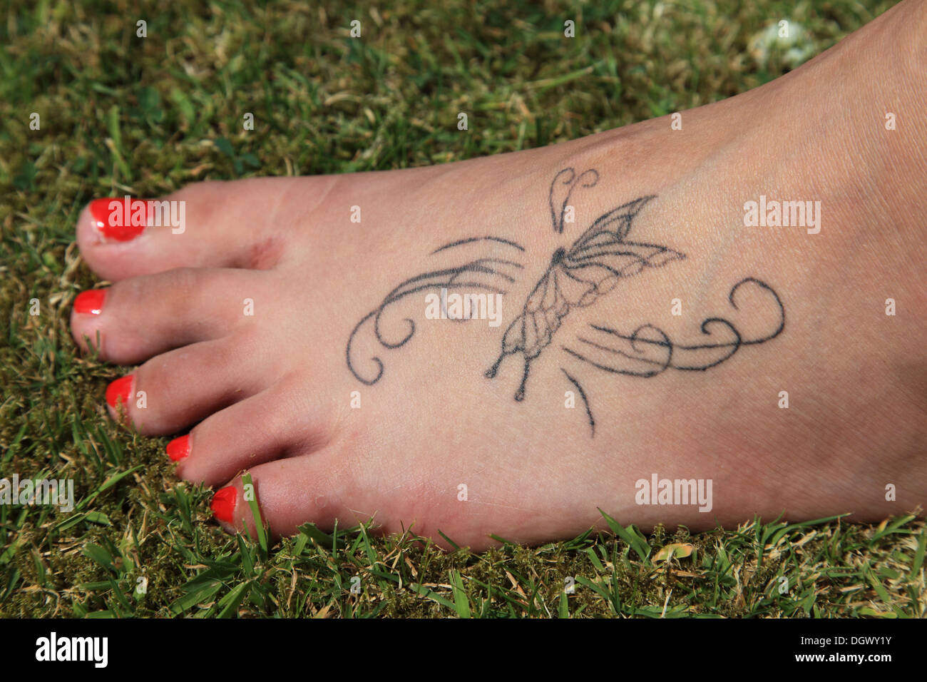 Un délicat tatouage sur le pied d'une adolescente Banque D'Images