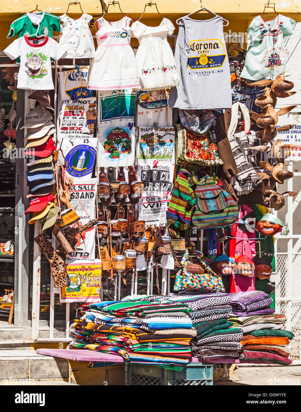 Décrochage souvenirs vente de vêtements,Sacs, serapes, sculpté et de produits en cuir dans le centre de Cabo San Lucas, Baja California Sur, Mexique Banque D'Images