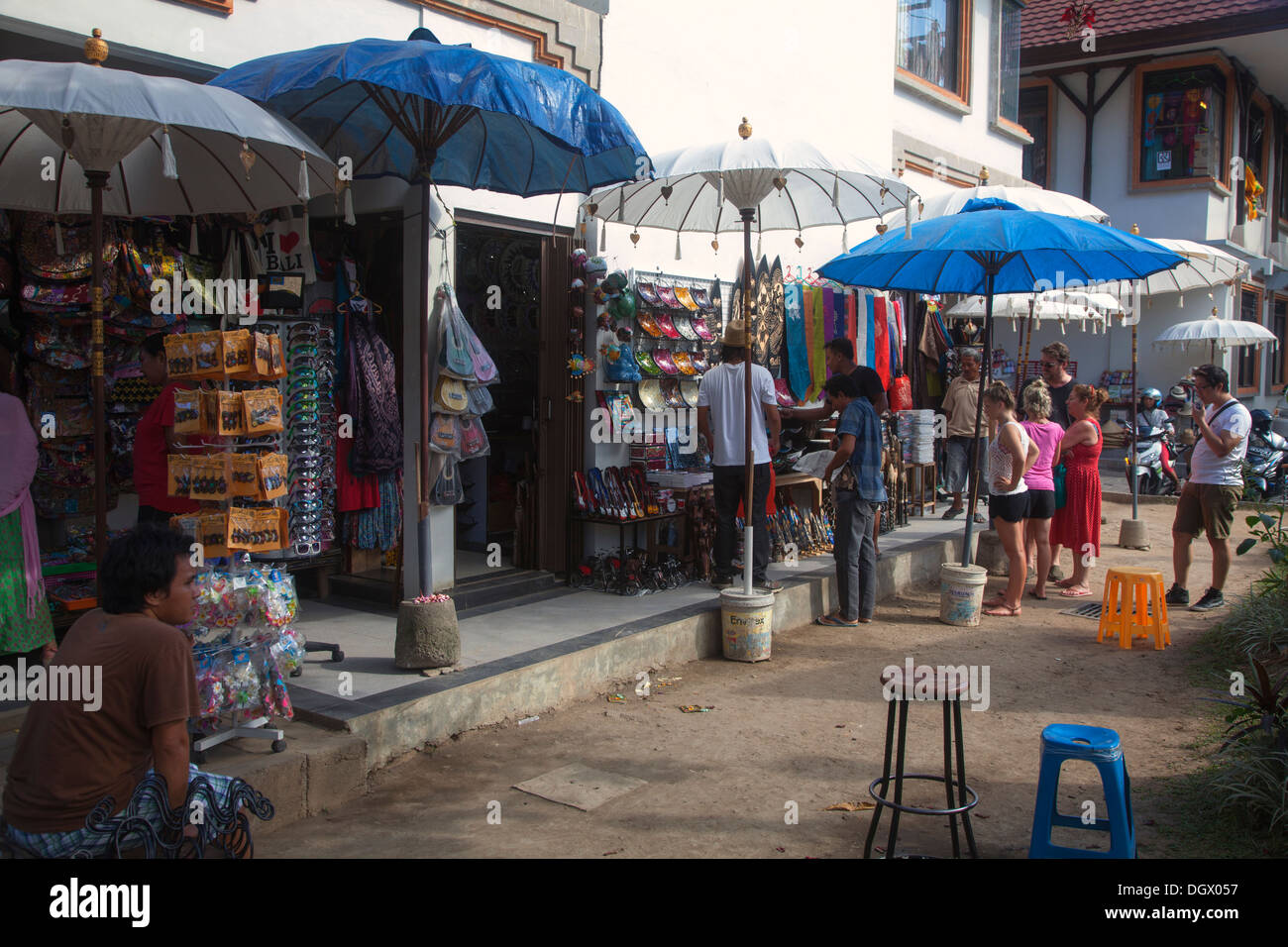 Bali Indonésie Ubud marché local commercial boutique vente acheter des cadeaux souvenirs aux touristes d'échanger de l'argent du commerce de vêtements jouets Articles Cartes Banque D'Images